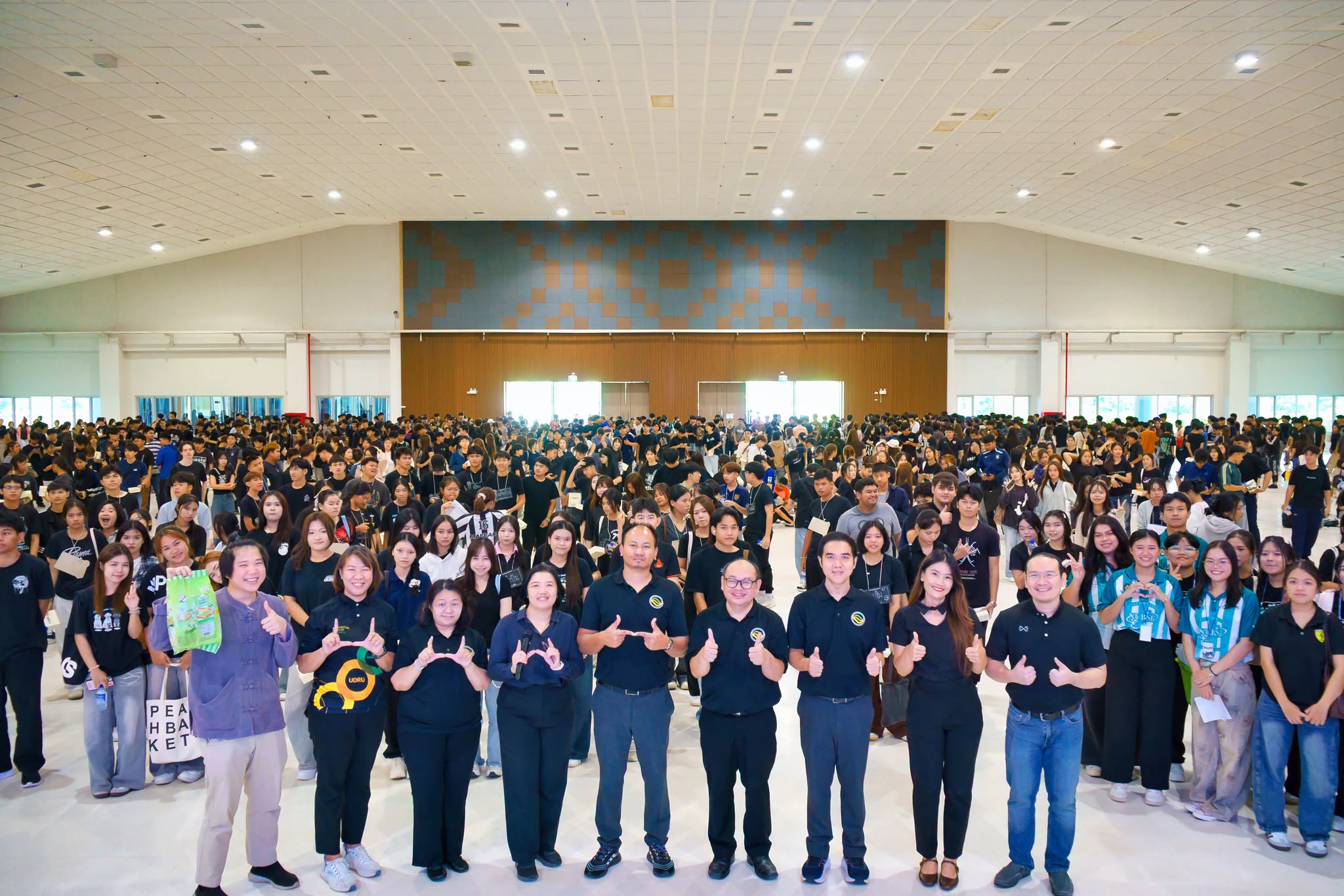 ภาพหมู่นักศึกษาใหม่และผู้จัดกิจกรรม